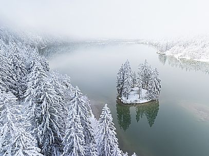 A short distance from the Slovenian border, Lake Predil (or Raibl) covers an ancient glacial basin and is the second largest natural lake in the region after Lake Tre Cime.
Nestled at the foot of the slender peaks of the Julian Alps, the basin is fed by the waters of the many streams that descend from the surrounding mountains. Thanks to their purity, these tributaries give the waters an intense green-blue colour.

Translated with DeepL.com (free version)