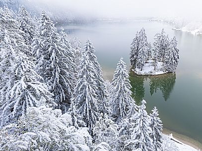 A short distance from the Slovenian border, Lake Predil (or Raibl) covers an ancient glacial basin and is the second largest natural lake in the region after Lake Tre Cime.
Nestled at the foot of the slender peaks of the Julian Alps, the basin is fed by the waters of the many streams that descend from the surrounding mountains. Thanks to their purity, these tributaries give the waters an intense green-blue colour.

Translated with DeepL.com (free version)