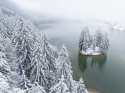 A short distance from the Slovenian border, Lake Predil (or Raibl) covers an ancient glacial basin and is the second largest natural lake in the region after Lake Tre Cime.
Nestled at the foot of the slender peaks of the Julian Alps, the basin is fed by the waters of the many streams that descend from the surrounding mountains. Thanks to their purity, these tributaries give the waters an intense green-blue colour.

Translated with DeepL.com (free version)