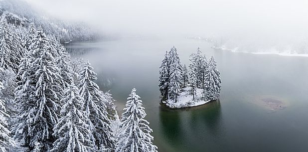 A short distance from the Slovenian border, Lake Predil (or Raibl) covers an ancient glacial basin and is the second largest natural lake in the region after Lake Tre Cime.
Nestled at the foot of the slender peaks of the Julian Alps, the basin is fed by the waters of the many streams that descend from the surrounding mountains. Thanks to their purity, these tributaries give the waters an intense green-blue colour.

Translated with DeepL.com (free version)