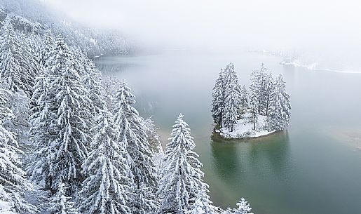 A short distance from the Slovenian border, Lake Predil (or Raibl) covers an ancient glacial basin and is the second largest natural lake in the region after Lake Tre Cime.
Nestled at the foot of the slender peaks of the Julian Alps, the basin is fed by the waters of the many streams that descend from the surrounding mountains. Thanks to their purity, these tributaries give the waters an intense green-blue colour.

Translated with DeepL.com (free version)