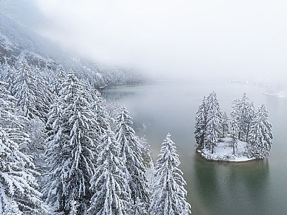 A short distance from the Slovenian border, Lake Predil (or Raibl) covers an ancient glacial basin and is the second largest natural lake in the region after Lake Tre Cime.
Nestled at the foot of the slender peaks of the Julian Alps, the basin is fed by the waters of the many streams that descend from the surrounding mountains. Thanks to their purity, these tributaries give the waters an intense green-blue colour.

Translated with DeepL.com (free version)