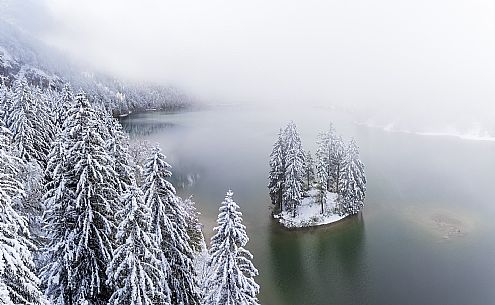 A short distance from the Slovenian border, Lake Predil (or Raibl) covers an ancient glacial basin and is the second largest natural lake in the region after Lake Tre Cime.
Nestled at the foot of the slender peaks of the Julian Alps, the basin is fed by the waters of the many streams that descend from the surrounding mountains. Thanks to their purity, these tributaries give the waters an intense green-blue colour.

Translated with DeepL.com (free version)