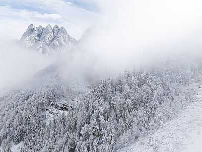 A short distance from the Slovenian border, Lake Predil (or Raibl) covers an ancient glacial basin and is the second largest natural lake in the region after Lake Tre Cime.
Nestled at the foot of the slender peaks of the Julian Alps, the basin is fed by the waters of the many streams that descend from the surrounding mountains. Thanks to their purity, these tributaries give the waters an intense green-blue colour.

Translated with DeepL.com (free version)