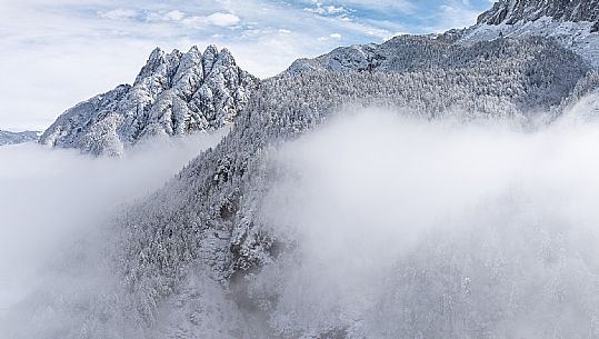 A short distance from the Slovenian border, Lake Predil (or Raibl) covers an ancient glacial basin and is the second largest natural lake in the region after Lake Tre Cime.
Nestled at the foot of the slender peaks of the Julian Alps, the basin is fed by the waters of the many streams that descend from the surrounding mountains. Thanks to their purity, these tributaries give the waters an intense green-blue colour.

Translated with DeepL.com (free version)
