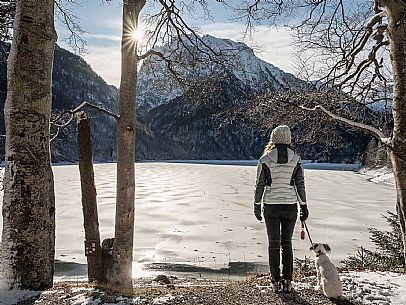 A short distance from the Slovenian border, Lake Predil (or Raibl) covers an ancient glacial basin and is the second largest natural lake in the region after Lake Tre Cime.
Nestled at the foot of the slender peaks of the Julian Alps, the basin is fed by the waters of the many streams that descend from the surrounding mountains. Thanks to their purity, these tributaries give the waters an intense green-blue colour.

Translated with DeepL.com (free version)