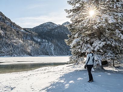 A short distance from the Slovenian border, Lake Predil (or Raibl) covers an ancient glacial basin and is the second largest natural lake in the region after Lake Tre Cime.
Nestled at the foot of the slender peaks of the Julian Alps, the basin is fed by the waters of the many streams that descend from the surrounding mountains. Thanks to their purity, these tributaries give the waters an intense green-blue colour.

Translated with DeepL.com (free version)