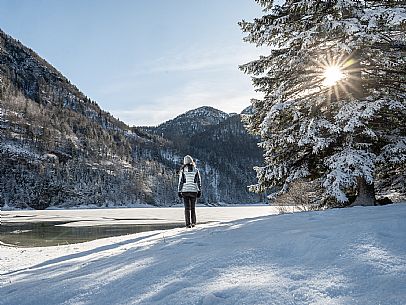 A short distance from the Slovenian border, Lake Predil (or Raibl) covers an ancient glacial basin and is the second largest natural lake in the region after Lake Tre Cime.
Nestled at the foot of the slender peaks of the Julian Alps, the basin is fed by the waters of the many streams that descend from the surrounding mountains. Thanks to their purity, these tributaries give the waters an intense green-blue colour.

Translated with DeepL.com (free version)