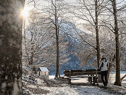 A short distance from the Slovenian border, Lake Predil (or Raibl) covers an ancient glacial basin and is the second largest natural lake in the region after Lake Tre Cime.
Nestled at the foot of the slender peaks of the Julian Alps, the basin is fed by the waters of the many streams that descend from the surrounding mountains. Thanks to their purity, these tributaries give the waters an intense green-blue colour.

Translated with DeepL.com (free version)