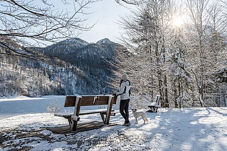 A short distance from the Slovenian border, Lake Predil (or Raibl) covers an ancient glacial basin and is the second largest natural lake in the region after Lake Tre Cime.
Nestled at the foot of the slender peaks of the Julian Alps, the basin is fed by the waters of the many streams that descend from the surrounding mountains. Thanks to their purity, these tributaries give the waters an intense green-blue colour.

Translated with DeepL.com (free version)