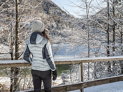 A short distance from the Slovenian border, Lake Predil (or Raibl) covers an ancient glacial basin and is the second largest natural lake in the region after Lake Tre Cime.
Nestled at the foot of the slender peaks of the Julian Alps, the basin is fed by the waters of the many streams that descend from the surrounding mountains. Thanks to their purity, these tributaries give the waters an intense green-blue colour.

Translated with DeepL.com (free version)