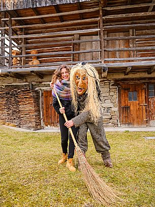 The Sauris Carnival, or Der Zahrar Voschankh, is one of the oldest in the Alps, famous for its unique hand-carved wooden masks representing local crafts and scenes from everyday life, with protagonists such as the sooty Rolar and the Kheirar with his broom. It is a celebration that combines ancient Germanic and Carnic traditions, with parades, songs and symbolic performances.