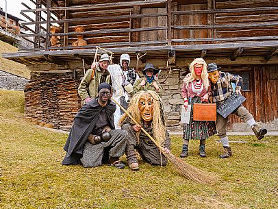The Sauris Carnival, or Der Zahrar Voschankh, is one of the oldest in the Alps, famous for its unique hand-carved wooden masks representing local crafts and scenes from everyday life, with protagonists such as the sooty Rolar and the Kheirar with his broom. It is a celebration that combines ancient Germanic and Carnic traditions, with parades, songs and symbolic performances.