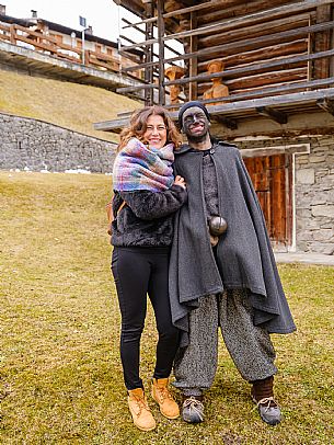 The Sauris Carnival, or Der Zahrar Voschankh, is one of the oldest in the Alps, famous for its unique hand-carved wooden masks representing local crafts and scenes from everyday life, with protagonists such as the sooty Rolar and the Kheirar with his broom. It is a celebration that combines ancient Germanic and Carnic traditions, with parades, songs and symbolic performances.