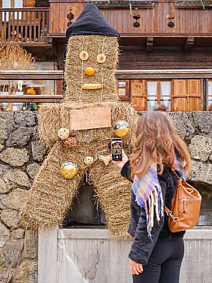The Sauris Carnival, or Der Zahrar Voschankh, is one of the oldest in the Alps, famous for its unique hand-carved wooden masks representing local crafts and scenes from everyday life, with protagonists such as the sooty Rolar and the Kheirar with his broom. It is a celebration that combines ancient Germanic and Carnic traditions, with parades, songs and symbolic performances.