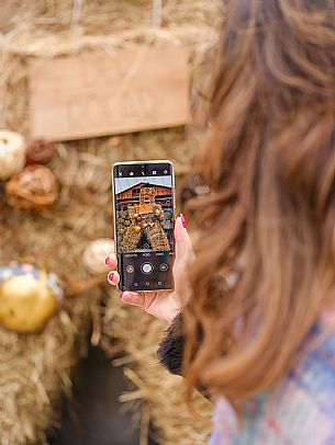 The Sauris Carnival, or Der Zahrar Voschankh, is one of the oldest in the Alps, famous for its unique hand-carved wooden masks representing local crafts and scenes from everyday life, with protagonists such as the sooty Rolar and the Kheirar with his broom. It is a celebration that combines ancient Germanic and Carnic traditions, with parades, songs and symbolic performances.