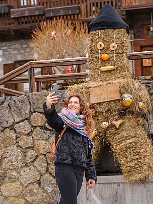 The Sauris Carnival, or Der Zahrar Voschankh, is one of the oldest in the Alps, famous for its unique hand-carved wooden masks representing local crafts and scenes from everyday life, with protagonists such as the sooty Rolar and the Kheirar with his broom. It is a celebration that combines ancient Germanic and Carnic traditions, with parades, songs and symbolic performances.