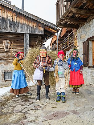 The Sauris Carnival, or Der Zahrar Voschankh, is one of the oldest in the Alps, famous for its unique hand-carved wooden masks representing local crafts and scenes from everyday life, with protagonists such as the sooty Rolar and the Kheirar with his broom. It is a celebration that combines ancient Germanic and Carnic traditions, with parades, songs and symbolic performances.