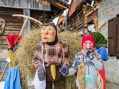 The Sauris Carnival, or Der Zahrar Voschankh, is one of the oldest in the Alps, famous for its unique hand-carved wooden masks representing local crafts and scenes from everyday life, with protagonists such as the sooty Rolar and the Kheirar with his broom. It is a celebration that combines ancient Germanic and Carnic traditions, with parades, songs and symbolic performances.