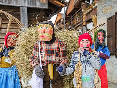 The Sauris Carnival, or Der Zahrar Voschankh, is one of the oldest in the Alps, famous for its unique hand-carved wooden masks representing local crafts and scenes from everyday life, with protagonists such as the sooty Rolar and the Kheirar with his broom. It is a celebration that combines ancient Germanic and Carnic traditions, with parades, songs and symbolic performances.