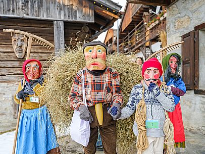 The Sauris Carnival, or Der Zahrar Voschankh, is one of the oldest in the Alps, famous for its unique hand-carved wooden masks representing local crafts and scenes from everyday life, with protagonists such as the sooty Rolar and the Kheirar with his broom. It is a celebration that combines ancient Germanic and Carnic traditions, with parades, songs and symbolic performances.