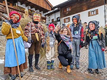 The Sauris Carnival, or Der Zahrar Voschankh, is one of the oldest in the Alps, famous for its unique hand-carved wooden masks representing local crafts and scenes from everyday life, with protagonists such as the sooty Rolar and the Kheirar with his broom. It is a celebration that combines ancient Germanic and Carnic traditions, with parades, songs and symbolic performances.