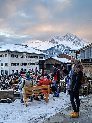 The Sauris Carnival, or Der Zahrar Voschankh, is one of the oldest in the Alps, famous for its unique hand-carved wooden masks representing local crafts and scenes from everyday life, with protagonists such as the sooty Rolar and the Kheirar with his broom. It is a celebration that combines ancient Germanic and Carnic traditions, with parades, songs and symbolic performances.