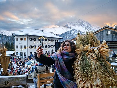 The Sauris Carnival, or Der Zahrar Voschankh, is one of the oldest in the Alps, famous for its unique hand-carved wooden masks representing local crafts and scenes from everyday life, with protagonists such as the sooty Rolar and the Kheirar with his broom. It is a celebration that combines ancient Germanic and Carnic traditions, with parades, songs and symbolic performances.
