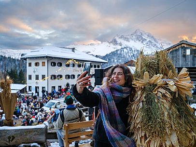 The Sauris Carnival, or Der Zahrar Voschankh, is one of the oldest in the Alps, famous for its unique hand-carved wooden masks representing local crafts and scenes from everyday life, with protagonists such as the sooty Rolar and the Kheirar with his broom. It is a celebration that combines ancient Germanic and Carnic traditions, with parades, songs and symbolic performances.