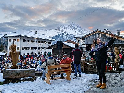The Sauris Carnival, or Der Zahrar Voschankh, is one of the oldest in the Alps, famous for its unique hand-carved wooden masks representing local crafts and scenes from everyday life, with protagonists such as the sooty Rolar and the Kheirar with his broom. It is a celebration that combines ancient Germanic and Carnic traditions, with parades, songs and symbolic performances.