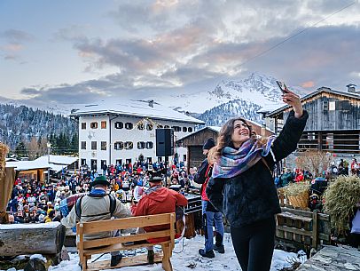 The Sauris Carnival, or Der Zahrar Voschankh, is one of the oldest in the Alps, famous for its unique hand-carved wooden masks representing local crafts and scenes from everyday life, with protagonists such as the sooty Rolar and the Kheirar with his broom. It is a celebration that combines ancient Germanic and Carnic traditions, with parades, songs and symbolic performances.