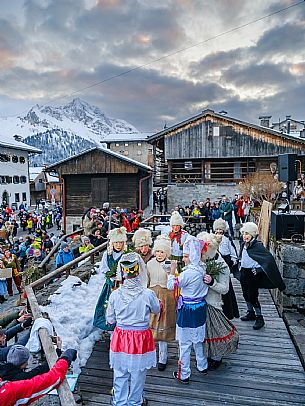 The Sauris Carnival, or Der Zahrar Voschankh, is one of the oldest in the Alps, famous for its unique hand-carved wooden masks representing local crafts and scenes from everyday life, with protagonists such as the sooty Rolar and the Kheirar with his broom. It is a celebration that combines ancient Germanic and Carnic traditions, with parades, songs and symbolic performances.