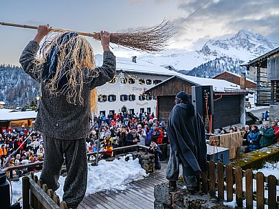 The Sauris Carnival, or Der Zahrar Voschankh, is one of the oldest in the Alps, famous for its unique hand-carved wooden masks representing local crafts and scenes from everyday life, with protagonists such as the sooty Rolar and the Kheirar with his broom. It is a celebration that combines ancient Germanic and Carnic traditions, with parades, songs and symbolic performances.