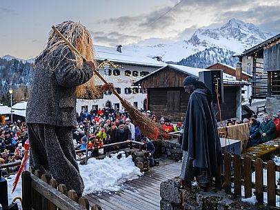 The Sauris Carnival, or Der Zahrar Voschankh, is one of the oldest in the Alps, famous for its unique hand-carved wooden masks representing local crafts and scenes from everyday life, with protagonists such as the sooty Rolar and the Kheirar with his broom. It is a celebration that combines ancient Germanic and Carnic traditions, with parades, songs and symbolic performances.