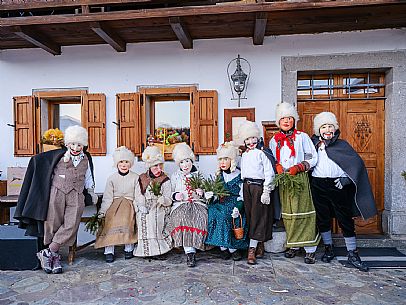 The Sauris Carnival, or Der Zahrar Voschankh, is one of the oldest in the Alps, famous for its unique hand-carved wooden masks representing local crafts and scenes from everyday life, with protagonists such as the sooty Rolar and the Kheirar with his broom. It is a celebration that combines ancient Germanic and Carnic traditions, with parades, songs and symbolic performances.