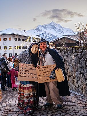 The Sauris Carnival, or Der Zahrar Voschankh, is one of the oldest in the Alps, famous for its unique hand-carved wooden masks representing local crafts and scenes from everyday life, with protagonists such as the sooty Rolar and the Kheirar with his broom. It is a celebration that combines ancient Germanic and Carnic traditions, with parades, songs and symbolic performances.