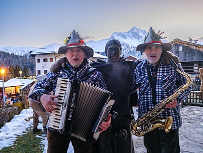 The Sauris Carnival, or Der Zahrar Voschankh, is one of the oldest in the Alps, famous for its unique hand-carved wooden masks representing local crafts and scenes from everyday life, with protagonists such as the sooty Rolar and the Kheirar with his broom. It is a celebration that combines ancient Germanic and Carnic traditions, with parades, songs and symbolic performances.