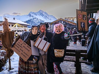 The Sauris Carnival, or Der Zahrar Voschankh, is one of the oldest in the Alps, famous for its unique hand-carved wooden masks representing local crafts and scenes from everyday life, with protagonists such as the sooty Rolar and the Kheirar with his broom. It is a celebration that combines ancient Germanic and Carnic traditions, with parades, songs and symbolic performances.