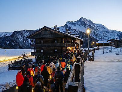 The Sauris Carnival, or Der Zahrar Voschankh, is one of the oldest in the Alps, famous for its unique hand-carved wooden masks representing local crafts and scenes from everyday life, with protagonists such as the sooty Rolar and the Kheirar with his broom. It is a celebration that combines ancient Germanic and Carnic traditions, with parades, songs and symbolic performances.