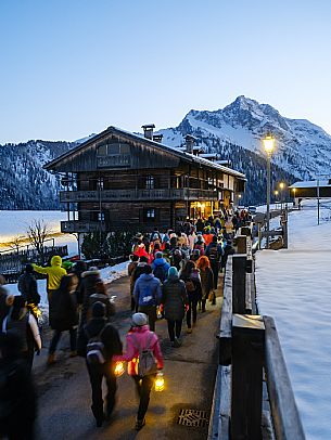 The Sauris Carnival, or Der Zahrar Voschankh, is one of the oldest in the Alps, famous for its unique hand-carved wooden masks representing local crafts and scenes from everyday life, with protagonists such as the sooty Rolar and the Kheirar with his broom. It is a celebration that combines ancient Germanic and Carnic traditions, with parades, songs and symbolic performances.