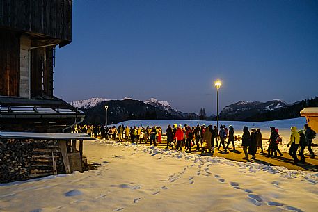 The Sauris Carnival, or Der Zahrar Voschankh, is one of the oldest in the Alps, famous for its unique hand-carved wooden masks representing local crafts and scenes from everyday life, with protagonists such as the sooty Rolar and the Kheirar with his broom. It is a celebration that combines ancient Germanic and Carnic traditions, with parades, songs and symbolic performances.