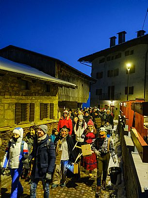The Sauris Carnival, or Der Zahrar Voschankh, is one of the oldest in the Alps, famous for its unique hand-carved wooden masks representing local crafts and scenes from everyday life, with protagonists such as the sooty Rolar and the Kheirar with his broom. It is a celebration that combines ancient Germanic and Carnic traditions, with parades, songs and symbolic performances.