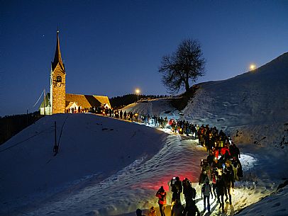 The Sauris Carnival, or Der Zahrar Voschankh, is one of the oldest in the Alps, famous for its unique hand-carved wooden masks representing local crafts and scenes from everyday life, with protagonists such as the sooty Rolar and the Kheirar with his broom. It is a celebration that combines ancient Germanic and Carnic traditions, with parades, songs and symbolic performances.