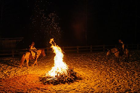 The Sauris Carnival, or Der Zahrar Voschankh, is one of the oldest in the Alps, famous for its unique hand-carved wooden masks representing local crafts and scenes from everyday life, with protagonists such as the sooty Rolar and the Kheirar with his broom. It is a celebration that combines ancient Germanic and Carnic traditions, with parades, songs and symbolic performances.
