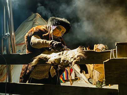 The Sauris Carnival, or Der Zahrar Voschankh, is one of the oldest in the Alps, famous for its unique hand-carved wooden masks representing local crafts and scenes from everyday life, with protagonists such as the sooty Rolar and the Kheirar with his broom. It is a celebration that combines ancient Germanic and Carnic traditions, with parades, songs and symbolic performances.