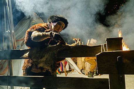 The Sauris Carnival, or Der Zahrar Voschankh, is one of the oldest in the Alps, famous for its unique hand-carved wooden masks representing local crafts and scenes from everyday life, with protagonists such as the sooty Rolar and the Kheirar with his broom. It is a celebration that combines ancient Germanic and Carnic traditions, with parades, songs and symbolic performances.