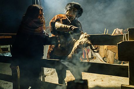 The Sauris Carnival, or Der Zahrar Voschankh, is one of the oldest in the Alps, famous for its unique hand-carved wooden masks representing local crafts and scenes from everyday life, with protagonists such as the sooty Rolar and the Kheirar with his broom. It is a celebration that combines ancient Germanic and Carnic traditions, with parades, songs and symbolic performances.