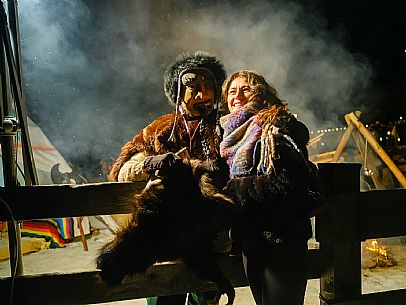 The Sauris Carnival, or Der Zahrar Voschankh, is one of the oldest in the Alps, famous for its unique hand-carved wooden masks representing local crafts and scenes from everyday life, with protagonists such as the sooty Rolar and the Kheirar with his broom. It is a celebration that combines ancient Germanic and Carnic traditions, with parades, songs and symbolic performances.