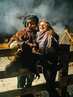 The Sauris Carnival, or Der Zahrar Voschankh, is one of the oldest in the Alps, famous for its unique hand-carved wooden masks representing local crafts and scenes from everyday life, with protagonists such as the sooty Rolar and the Kheirar with his broom. It is a celebration that combines ancient Germanic and Carnic traditions, with parades, songs and symbolic performances.