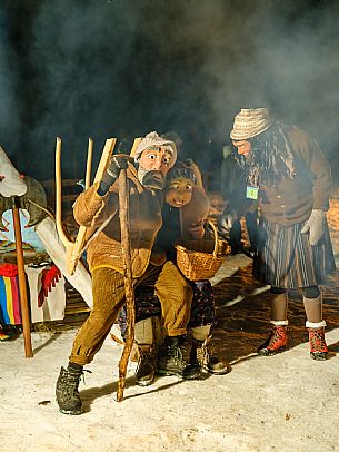 The Sauris Carnival, or Der Zahrar Voschankh, is one of the oldest in the Alps, famous for its unique hand-carved wooden masks representing local crafts and scenes from everyday life, with protagonists such as the sooty Rolar and the Kheirar with his broom. It is a celebration that combines ancient Germanic and Carnic traditions, with parades, songs and symbolic performances.